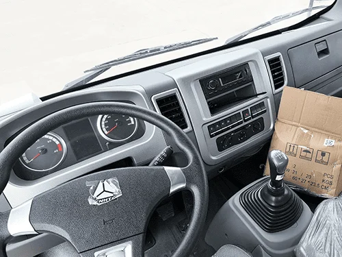 SINOTRUK HOWO 4X2 5CBM Camión cisterna de repostaje-10