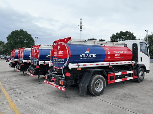 SINOTRUK HOWO 4X2 5CBM Camión cisterna de reabastecimiento-3