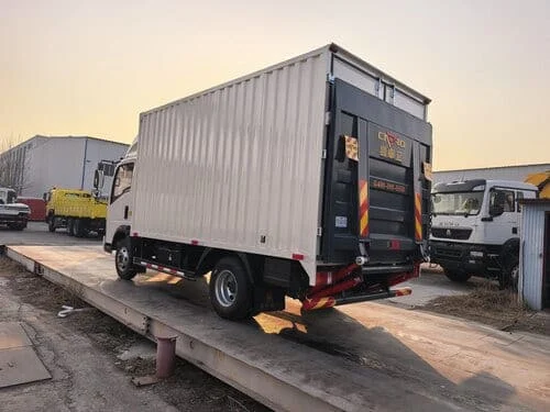 SINOTRUK HOWO 4x2 Box Body Light Duty Truck With Backside Hydraulic Platform-1