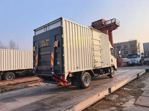 SINOTRUK HOWO 4x2 Box Body Light Duty Truck With Backside Hydraulic Platform-2