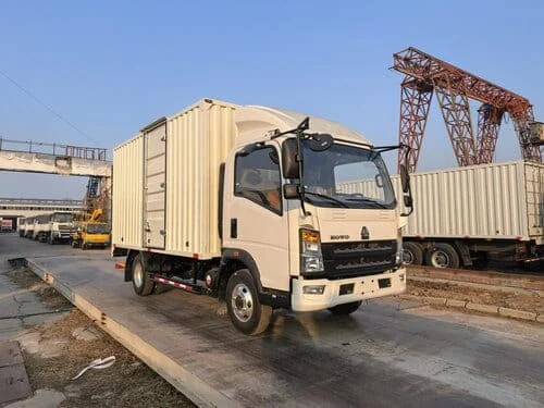 SINOTRUK HOWO 4x2 Box Body Light Duty Truck With Backside Hydraulic Platform-3