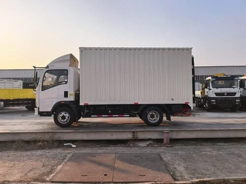 SINOTRUK HOWO 4x2 Box Body Light Duty Truck With Backside Hydraulic Platform-5