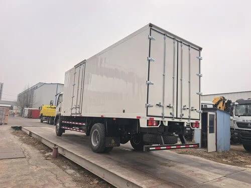 شاحنة SINOTRUK HOWO 4x2 ذات الهيكل الصندوقي الخفيف ذات التصميم المسطح - 1