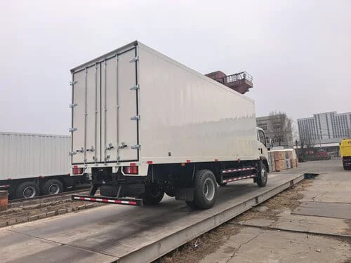 شاحنة SINOTRUK HOWO 4x2 ذات الهيكل الصندوقي الخفيف ذات التصميم المسطح - 2