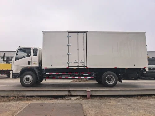 شاحنة SINOTRUK HOWO 4x2 ذات الهيكل الصندوقي الخفيف ذات التصميم المسطح 4