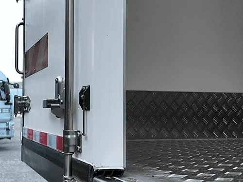 شاحنة التبريد الخفيفة SINOTRUK HOWO 4x2 خفيفة الوزن 4
