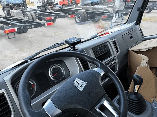 شاحنة التبريد الخفيفة SINOTRUK HOWO 4x2 خفيفة الوزن 9