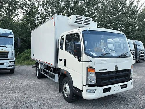 شاحنة التبريد الخفيفة SINOTRUK HOWO 4x2 خفيفة الوزن مع خطافات - 3
