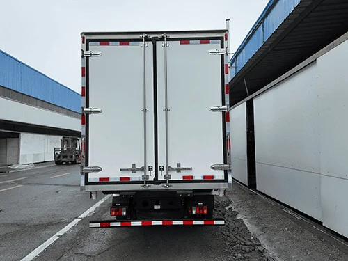 شاحنة ثلاجة SINOTRUK HOWO 4x2 شاحنة تبريد SINOTRUK 4x2