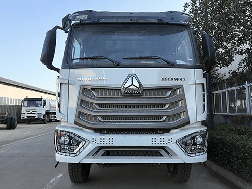 SINOTRUK HOWO NX 6_4 Camión Surtidor de Combustible(RHD)-1