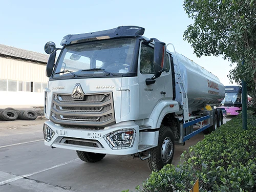 SINOTRUK HOWO NX 6_4 Camión Surtidor de Combustible(RHD)-6