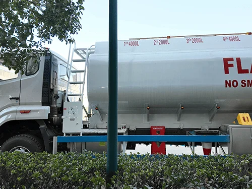 SINOTRUK HOWO NX 6_4 Camión Surtidor de Combustible(RHD)-7