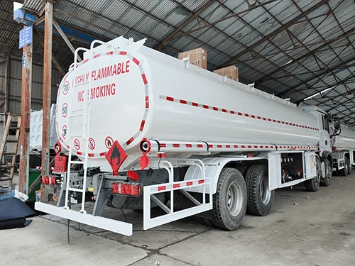 Caminhão de distribuição de combustível SINOTRUK HOWO TX 8_4 (RHD)-1