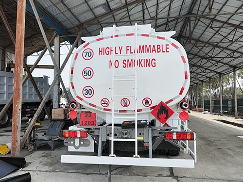 Caminhão de distribuição de combustível SINOTRUK HOWO TX 8_4 (RHD)-2