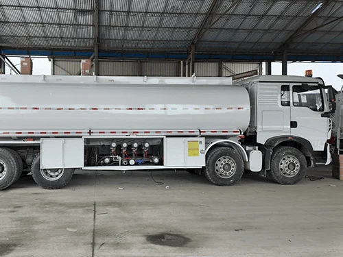 Caminhão de distribuição de combustível SINOTRUK HOWO TX 8_4 (RHD)-3