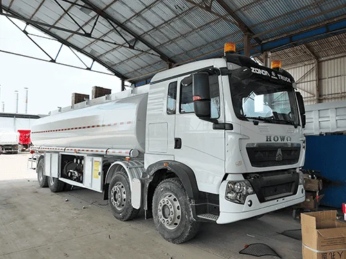 Caminhão de distribuição de combustível SINOTRUK HOWO TX 8_4 (RHD)-4