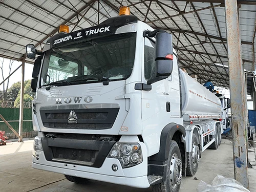 Caminhão de distribuição de combustível SINOTRUK HOWO TX 8_4 (RHD)-6