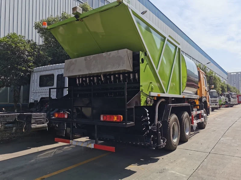 SINOTRUK HOWO 6X4 Gravel Asphalt Spreader Truck-1
