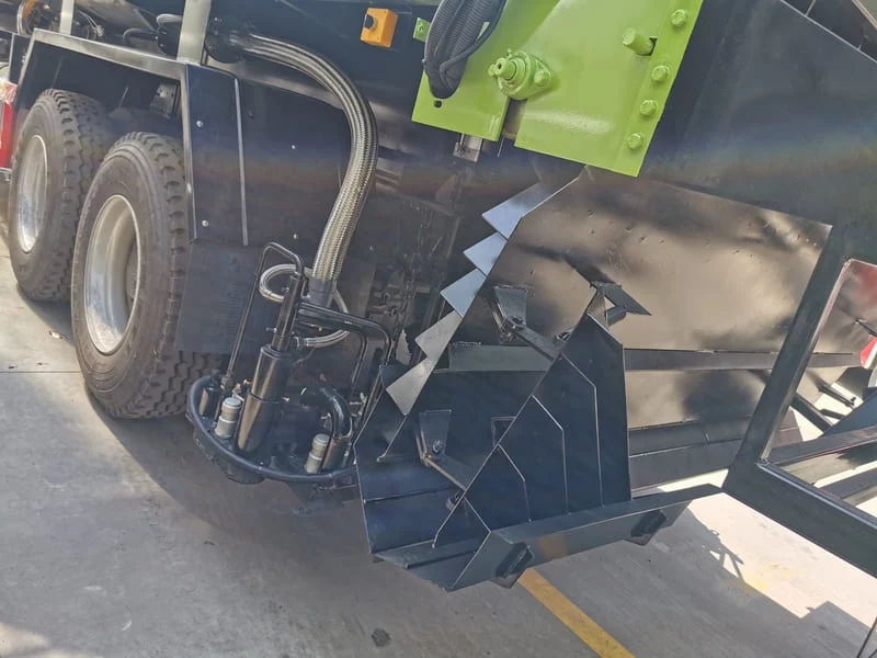 SINOTRUK HOWO 6X4 Gravel Asphalt Spreader Truck-2