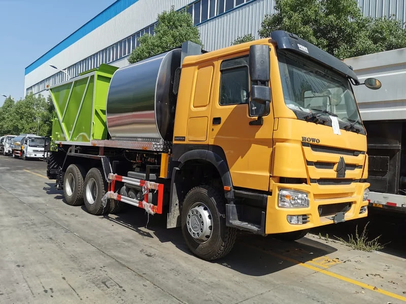 SINOTRUK HOWO 6X4 Gravel Asphalt Spreader Truck-3