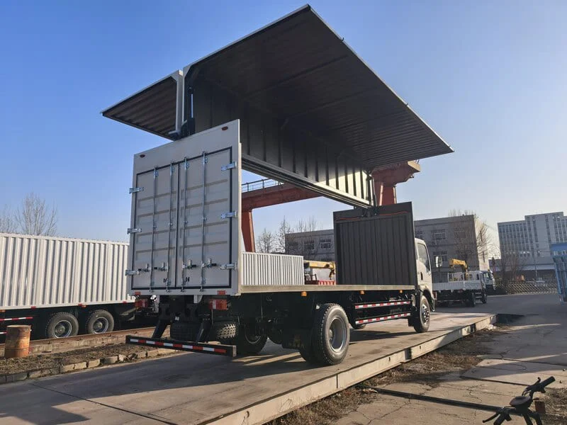 SINOTRUK HOWO Wing Van Truck 10T-7
